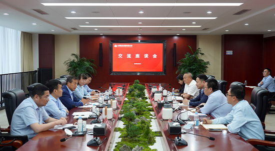 余紅輝與中國(guó)農(nóng)業(yè)銀行北京市分行黨委書記、行長(zhǎng)胡新智座談