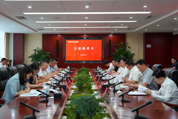 余紅輝與北京市石景山區委副書記、區長李新座談